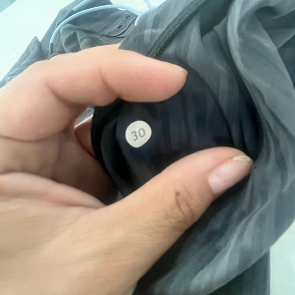 Lululemon Men's Gray Shorts - Picture 2 of 4